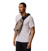 Bolso bandolera de Columbia color arena, con tecnología Omni-SHIELD™ de repelencia al agua y a las manchas, cremalleras YKK y múltiples bolsillos de seguridad.