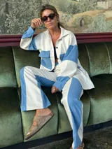 Camisa de manga larga con bloques de color en jean celeste y gabardina color crema.