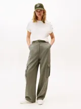 Remera de algodón con cuello redondo, mangas tipo kimono y detalle de botones dorados en el hombro.