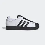Championes Adidas Superstar II, blancos con detalles en negro, incluyendo las tres tiras laterales y la puntera de goma. Cordones negros y suela negra.