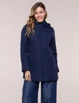 Campera larga de color azul marino con diseño capitoneado geométrico, capucha desmontable y cierre frontal completo. Cuenta con bolsillos laterales con cierre y ajuste en la cintura.