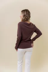 Remera de manga larga color chocolate, confeccionada en tela suave con elastano. Presenta un diseño de cuello bote y silueta entallada.