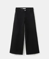 Pantalón de jean negro de corte recto y tiro alto, con diseño de pierna ancha y terminaciones deshilachadas en el ruedo.