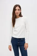 Remera de manga larga con cuello redondo, confeccionada en tejido rib con textura acanalada y calce ajustado al cuerpo.