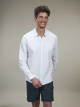 Camisa celeste de manga larga con bolsillo en el pecho.