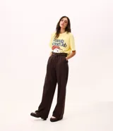 Pantalón de corte recto confeccionado en punto roma, con diseño de raya de tiza. Presenta cintura estructurada con trabillas para cinturón y bolsillos laterales.