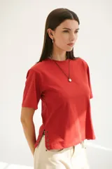 Remera de algodón color rojo con cuello redondo y mangas cortas.