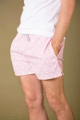 Short de baño azul marino con estampado de flores celestes, cintura elástica regulable con cordón y bolsillos laterales.