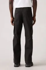 Pantalón cargo baggy color negro, con bolsillos laterales y corte holgado.