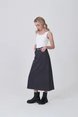 Falda larga de jean en color gris oscuro, con costuras a la vista en tono claro, bolsillos laterales y cierre frontal con botón.