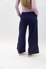 Pantalón deportivo wideleg de color azul marino, con cintura elástica y bolsillos laterales amplios.