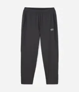 Pantalón deportivo de corte recto y ajuste cómodo, confeccionado en tejido técnico de poliéster y elastano. Presenta cintura elástica con cordón ajustable, bolsillos laterales y acabado liso con diseño funcional.