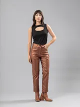 Musculosa negra de rib elastizado con escote redondo y abertura circular en el pecho.