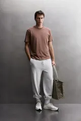 Remera regular fit de Zara Athleticz confeccionada en tejido de algodón, color verde militar, con cuello redondo, manga corta y sutil estampado de logo con relieve en el bajo.