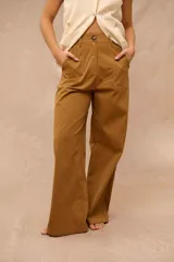 Pantalón de corte ancho y holgado, color ocre, con bolsillos frontales aplicados y costuras pespunteadas visibles.