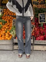 Jean de corte recto y tiro medio, color rosado con efecto acid wash y costuras diagonales en negro.