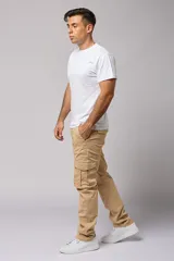 Pantalón cargo gris de gabardina con bolsillos laterales con fuelle y solapa, corte recto y tiro medio.