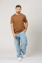 Jean baggy para hombre, color celeste claro, de corte holgado estilo cargo con bolsillos laterales y refuerzos en las rodillas.