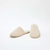 Pantuflas destalonadas color beige con textura acanalada.