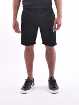 Bermuda de gabardina negra con bolsillos laterales y traseros. Diseño clásico con ruedo doblado.