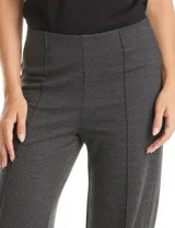 Pantalón de corte wide leg con diseño de espiga, tiro alto y pretina elástica interna. Presenta costuras verticales pespunteadas en el frente y en la parte trasera de cada pierna.