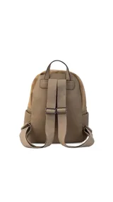 Mochila negra combinada con nobuck, bolsillo amplio adelante con broche y cierre, bolsillos en los costados, asas regulables y bolsillos internos.