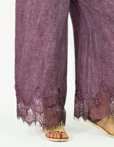 Pantalón de lino color chocolate de corte ancho y holgado, con detalle de encaje bordado en el bajo.