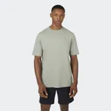 Remera de manga corta color verde claro, con cuello redondo y un pequeño logo bordado en el pecho.