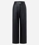 Pantalón negro de cuero sintético, corte recto, con bolsillos delanteros grandes y cierre con botón y cremallera.