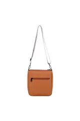 Bandolera negra con correa de tela ajustable en negro y rosa, cierre de cremallera superior, bolsillo frontal con cierre y detalle de borlas rosas. Incluye un parche circular rosa con un corazón negro en la parte inferior derecha.