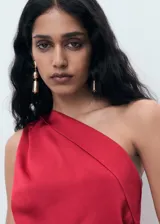 Vestido midi de satén color rojo, con diseño asimétrico de un solo hombro, detalle de fruncido lateral y abertura en la pierna.