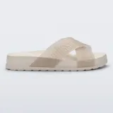 Sandalias Melissa modelo Cozy Slide M Lover II, color beige. Cuenta con suela anatómica y tiras cruzadas transparentes con efecto brillante y relieve con la marca.