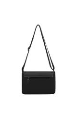 Morral Trendy de diseño rectangular en color negro, con solapa frontal que incluye un bolsillo con cierre y detalle de marca grabado. Cuenta con correa larga ajustable para llevar al hombro o cruzado.