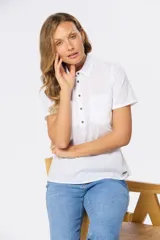 Camisa de lino de manga corta con cuello camisero, cierre frontal de medio botón con botones metálicos personalizados y dos bolsillos en el pecho.