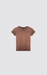 Remera baby tee de manga corta y cuello redondo, confeccionada en tejido ribb de algodón. Presenta un corte ajustado al cuerpo y largo a la cadera con costuras decorativas visibles.