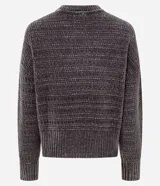 Suéter de punto chenille color bordó, con cuello redondo alto, mangas largas y puños y ruedo acanalados. Presenta una textura acanalada horizontal en el cuerpo y las mangas.