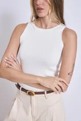 Blusa sin mangas de punto, con cuello redondo y ajuste al cuerpo.