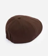 Gorra de sarga color marrón con diseño clásico de seis paneles y cierre elástico en la parte posterior.