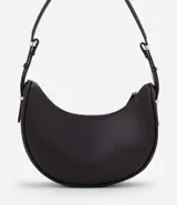 Bolso baguette en formato media luna, con correa de hombro ajustable mediante detalles metálicos y cierre superior por cremallera. Diseño minimalista con acabado liso.