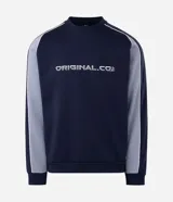 Buzo de corte boxy con cuello redondo y mangas largas raglán. Presenta un diseño bicolor en azul marino y gris, con detalles de piping en contraste y lettering bordado en el pecho.