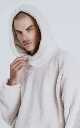 Hoodie oversize de piel sintética tipo corderito, color off-white, con capucha ajustable y bolsillo canguro frontal.