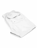 Short de baño amarillo con cintura elástica y logo pequeño en la pierna.