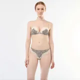 Conjunto de lencería compuesto por un corpiño con aro y una tanga, ambos confeccionados en microfibra con estampado floral y detalles de puntilla en color beige.
