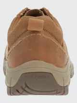 Zapato tipo sneaker de cuero color marrón, con diseño urbano y outdoor. Presenta cordones al tono, puntera redonda y suela de goma con tecnología de amortiguación.