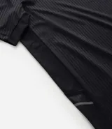 Remera deportiva de corte regular, confeccionada en tejido técnico con tecnología Dry para mayor transpirabilidad. Presenta cuello redondo, mangas cortas y detalles reflectantes y texturizados en los hombros.