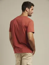 Remera color ladrillo de algodón con cuello redondo y logo bordado en blanco en el pecho.