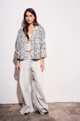 Kimono de algodón con estampado abstracto en tonos beige, azul y gris.