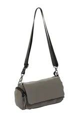 Bandolera color gris oscuro con solapa frontal, cierre de cremallera en la parte superior y en los laterales, y correa ajustable de tela negra.