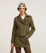 Campera biker corta color verde oliva confeccionada en gamuza sintética, con cuello con solapa, cierre frontal con cremallera desplazada, bolsillos laterales con cremallera, trabillas en la cintura y forro de poliéster.