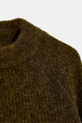 Jersey básico de punto con mezcla de lana y alpaca, de cuello redondo y manga larga.